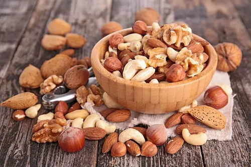 多味堅(jiān)果 蔬菜沙拉 果汁 全麥面包 這些公認(rèn)的 健康食物 都暗藏 殺機(jī)